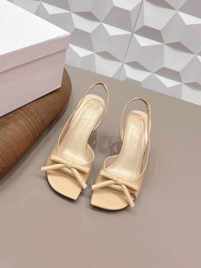 出厂： 独家顶级版本 DDD Dior迪奥26Vs早春时装凉鞋系列 DDD 蝴蝶结高跟凉鞋 DDD 简约超级百搭. 上脚完美奢华，可任意搭配，春夏服饰. 脚感更