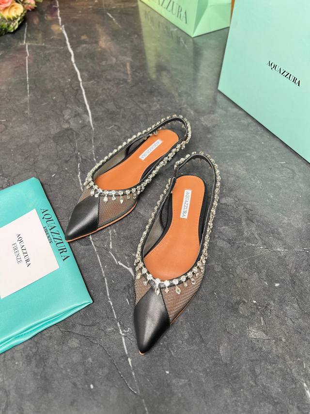 Aquazzura DDD 不追光，自己织一条星河走路 DDD 他们说高跟才性感，我偏用平底鞋画出光的形状 DDD 低头看见的星空，是我给自己的仪式感 DDD