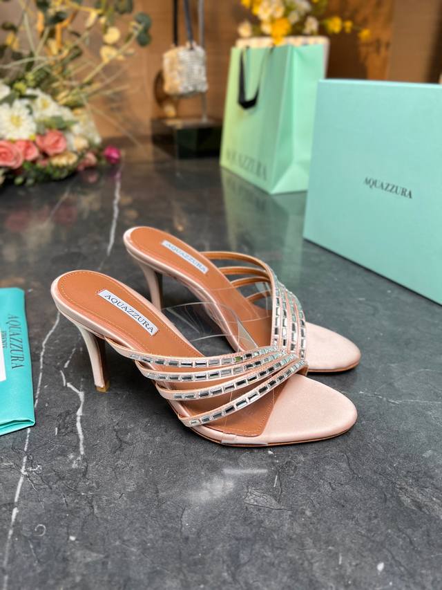 Aquazzura DDD 高端+=2 步履间，星光开始流动 DDD 当夜色与丝绸滑过脚踝 DDD 钻石便不再是装饰 DDD 而是皮肤上长出的 DDD 另一种语