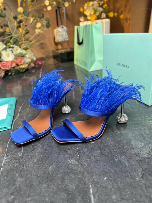 Aquazzura Aquazzura DDD 羽毛高跟是风的形状，钻是光的密语 DDD 这一季，每一步都是光的即兴诗 DDD 柔软的羽毛吻过脚踝，是云朵最任性