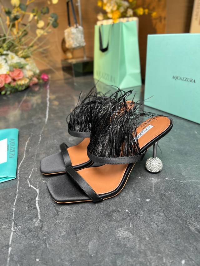 Aquazzura DDD 羽毛高跟是风的形状，钻是光的密语 DDD 这一季，每一步都是光的即兴诗 DDD 柔软的羽毛吻过脚踝，是云朵最任性的注解。而足尖的钻石