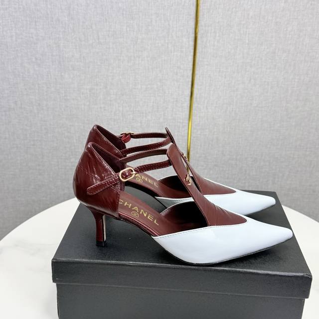 Chanel小香风香奈儿这款拼色后空高跟鞋凉鞋也太戳心了！经典的黑白 米黑撞色尖头设计，利落又优雅，完美勾勒脚型线条。细腻的真皮材质触感软糯，上脚超舒服，猫跟高