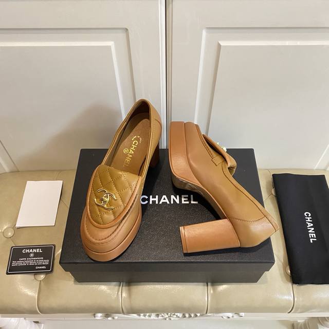 出厂价P ，香奈儿Chanel新款粗跟恨天高单鞋，羊皮面，羊皮里，跟高9Cm，前水台高约3Cm，仿真皮大底，35-40码 DDD