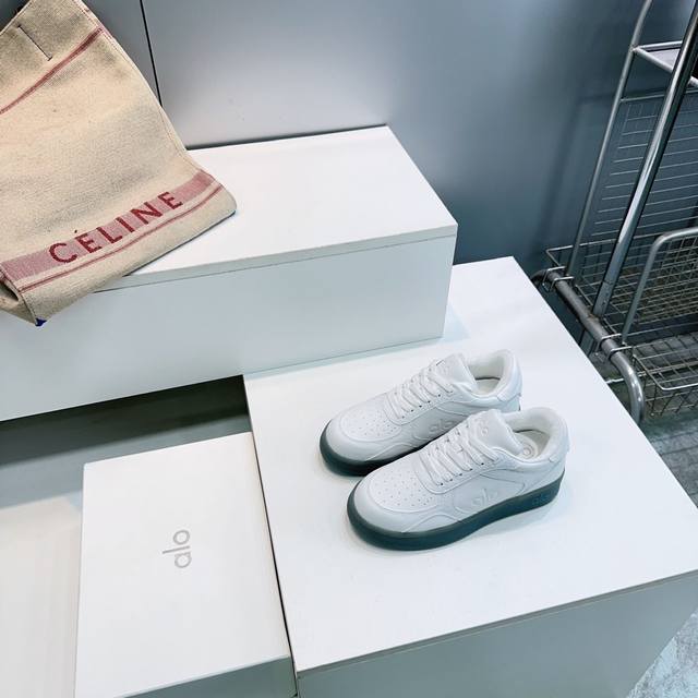 高品质出厂 ！顶级品质Alo26春夏新款冲孔德训鞋舒适运动休闲款板鞋！ DDD Alo比耐克更懂女生！熊猫配色上脚超级百搭！而且超级舒适！明星同款推荐～上脚超级