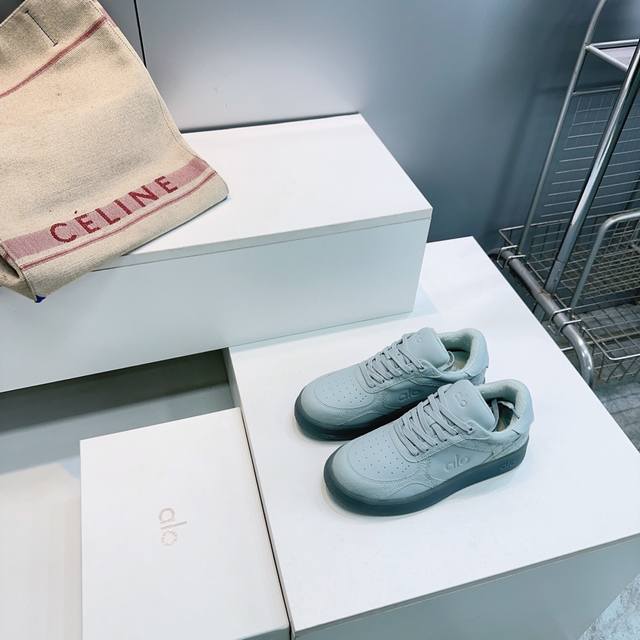 高品质出厂 ！顶级品质Alo26春夏新款冲孔德训鞋舒适运动休闲款板鞋！ DDD Alo比耐克更懂女生！上脚超级百搭！而且超级舒适！明星同款推荐～上脚超级显腿细！