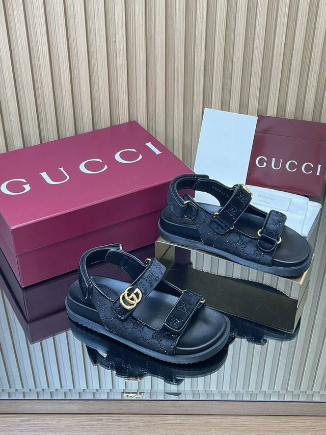 Gucci高端精品 福利凉鞋 拖鞋 2026古驰早春系列Gg水晶烫钻魔术贴双G G扣沙滩拖鞋凉鞋顶级代购品质！原版1:1复刻，毎个细节皆经过精心打磨细腻制作.可