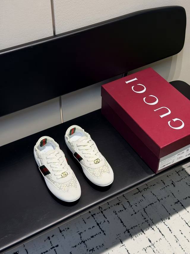 顶级代购 DDD Gg水晶钻鞋超级轻盈柔软到可以卷起来的一双跳舞鞋。棕色牛反绒面+Gg布，精心缀饰Gg水晶钻。轻盈质感与闪耀外观兼具。鞋口羊皮包缝橡筋工艺。张驰