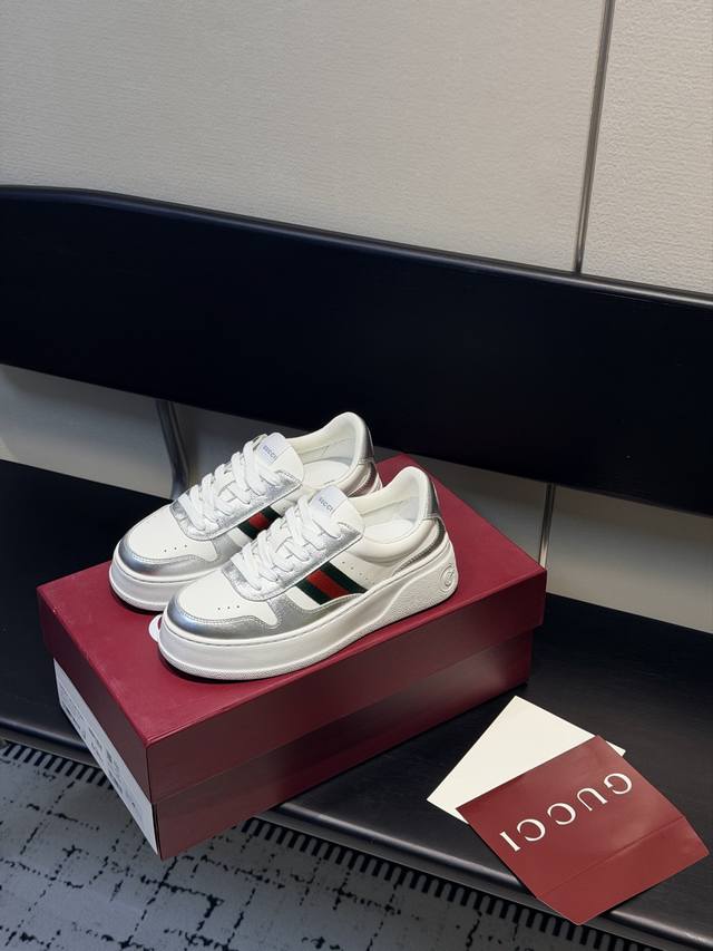 男款+10 DDD Gg 专柜最新情侣款厚底饼干鞋 DDD 代购级别 Gg最新Ip轻质厚底饼干鞋上脚秒内增高4Cm！！ 简约 好搭且复古韵味十足～鞋舌最新防伪布