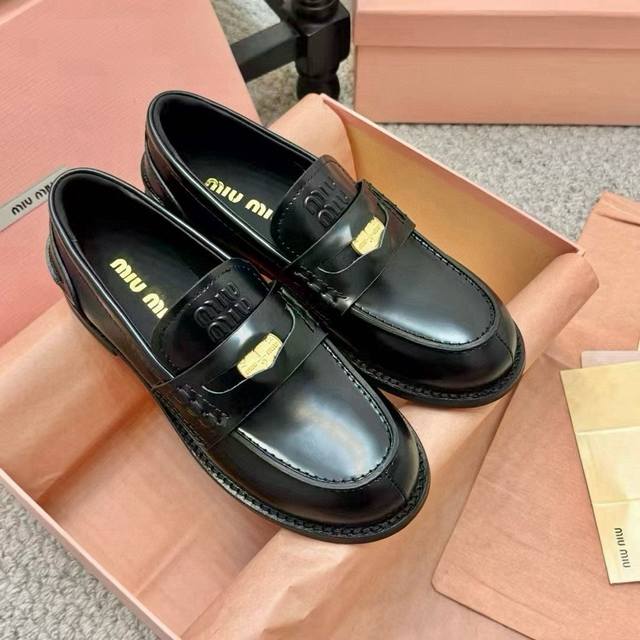 代购级 定制特殊材料颜色工艺+20 DDD Miu Miu 硬币鞋25Ss 官网最新配色缪缪春夏新款 方圆头 乐福鞋 DDD 上世纪50年代，乐福鞋搭配制服，风