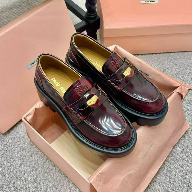 Miumiu 缪缪经典走秀款钱币松糕厚底乐福鞋 DDD 最近风很大的金币乐福鞋 被挖到了～ DDD 满满的复古英伦感 顺带着一股学院风 DDD 中间还镶嵌了一枚