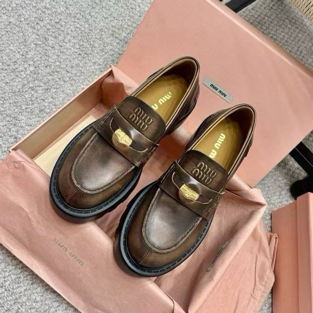 Miumiu 缪缪经典走秀款钱币松糕厚底乐福鞋 DDD 最近风很大的金币乐福鞋 被挖到了～ DDD 满满的复古英伦感 顺带着一股学院风 DDD 中间还镶嵌了一枚