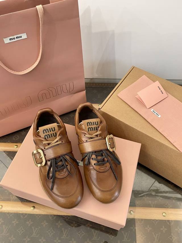 原版复刻 DDD 缪缪6秋冬金扣复古做旧牛皮革运动德训鞋 DDD 莞大厂顶级代购品质 DDD 代购品质～出入无压力 DDD 焦糖色做旧小牛皮+金属扣点缀+双鞋带