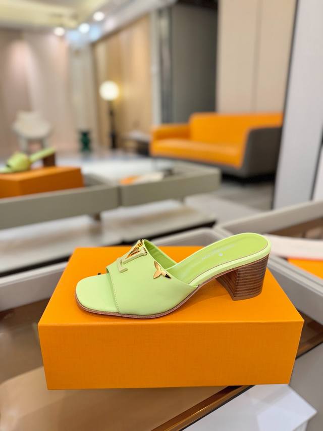 价格P： DDD L家 春夏款专柜走秀官网系列、同步更新、完美楦型+大V扣电镀两层设计、再现经典、工艺及其复杂、走路不累脚、不挑人、上脚大气好看、原版倒模楦型，