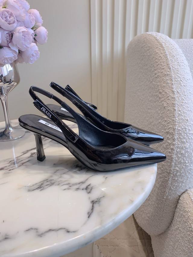 出厂价P DDD Prad*新款尖头后空高跟鞋 经典百搭款 温柔知性风 舒适好穿 DDD 鞋面小牛皮 内里垫脚羊皮 跟高7Cm 意大利真皮大底 尺码35-39