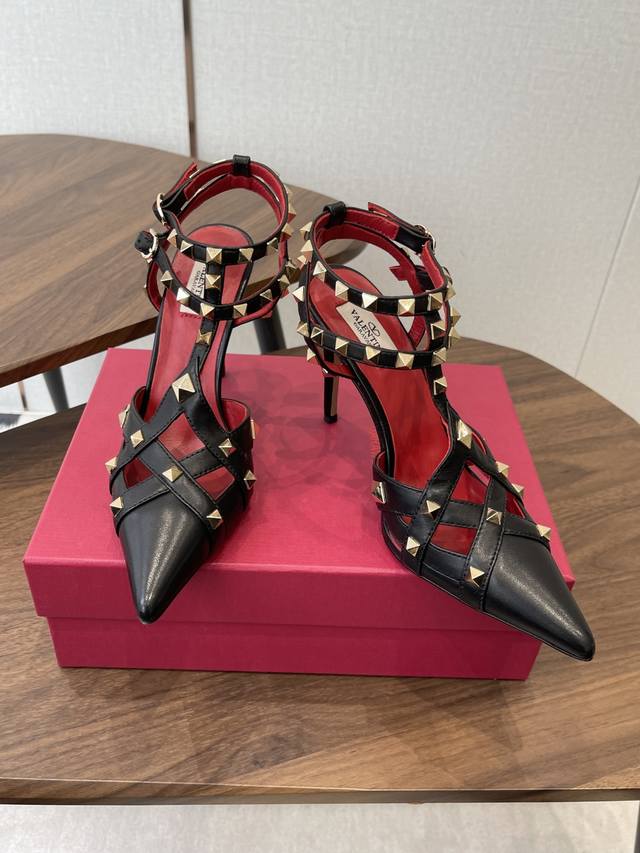 Valentino 26Ss 春夏新款 尖头 柳丁 凉鞋 后空单鞋 DDD 手工调楦让鞋型线条特别流畅，穿上就显高级。鞋面上标志性的铆钉设计超有辨识度， 一看就