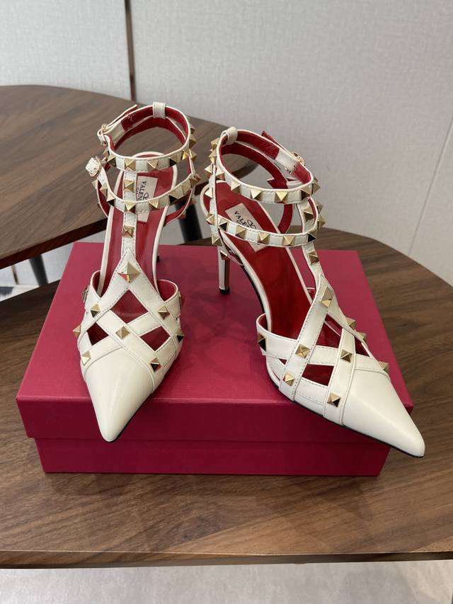 Valentino 26Ss 春夏新款 尖头 柳丁 凉鞋 后空单鞋 DDD 手工调楦让鞋型线条特别流畅，穿上就显高级。鞋面上标志性的铆钉设计超有辨识度， 一看就