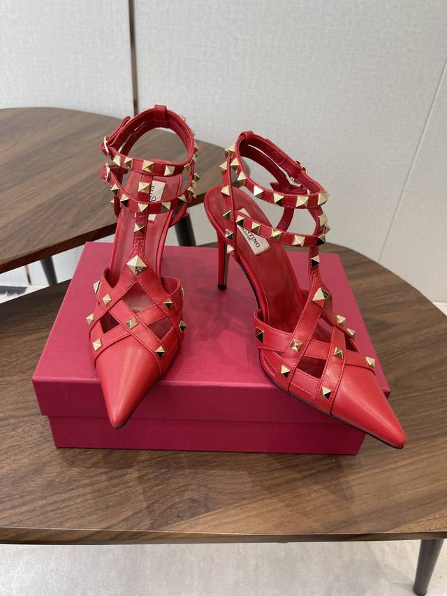 Valentino 26Ss 春夏新款 尖头 柳丁 凉鞋 后空单鞋 DDD 手工调楦让鞋型线条特别流畅，穿上就显高级。鞋面上标志性的铆钉设计超有辨识度， 一看就