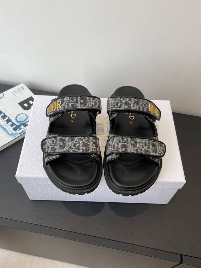 Dior迪奥 26Ss最新春夏新色 经典魔术贴凉鞋拖鞋系列 原版复刻 高版本 超耐看超百搭款 上脚非常舒适 显瘦又显白 鞋面原版定制鞋面，原版D五金扣 原版Tp