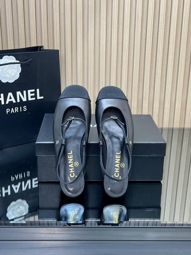 顶级品质 DDD 官网同步!2026 春夏走秀新款Chanel香奈儿 后空玛丽珍平底鞋 凉拖鞋 DDD 香奶奶家一贯的优雅名媛气质 高级感十足!上脚非常Nice 顶级品质 DDD 官网同步!2026 春夏走秀新款Chanel香奈儿 后空玛丽珍平底鞋 凉拖鞋 DDD 香奶奶家一贯的优雅名媛气质 高级感十足!上脚非常Nice