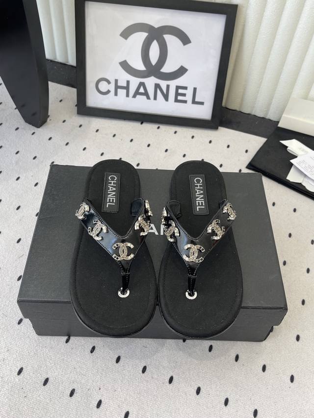 Chanel新款早春拖鞋 高版本出货 各大社交平台热门晒图 质感上脚是非常柔软舒服的 原版进口羊皮 混种羊皮垫脚 意大利真皮大底 Size：35-39 40 4