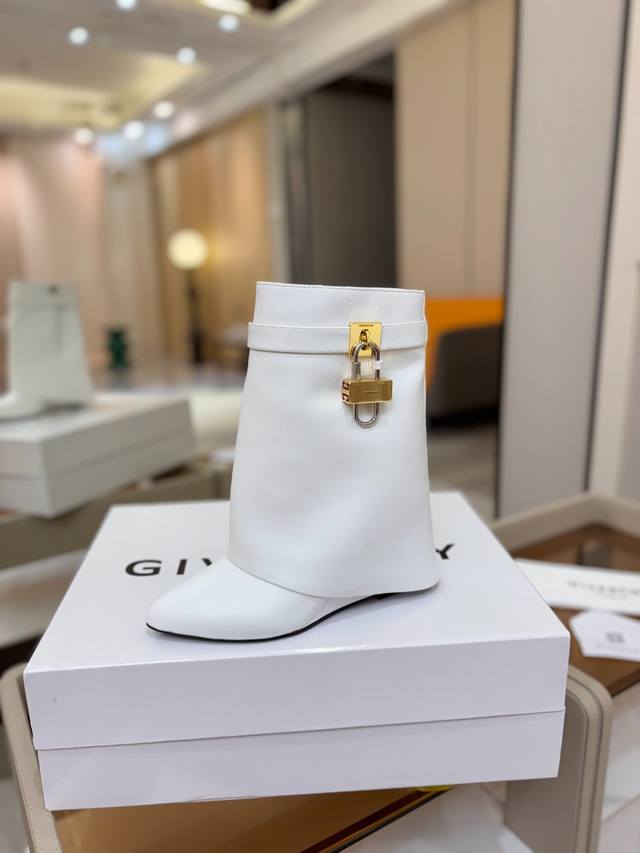 价格P： DDD 专柜正品级定制版本 DDD Givenchy 新款高跟短靴，市面最高版本 DDD 纪梵希 锁扣 风靡整个时尚圈 DDD 原版开发鞋型超级正 最