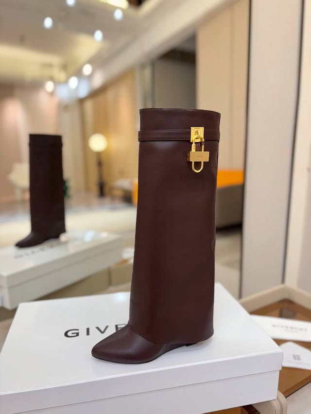 价格P： DDD 专柜正品级定制版本 DDD Givenchy0 新款高跟长靴，市面最高版本 DDD 纪梵希 锁扣 风靡整个时尚圈 DDD 原版开发鞋型超级正