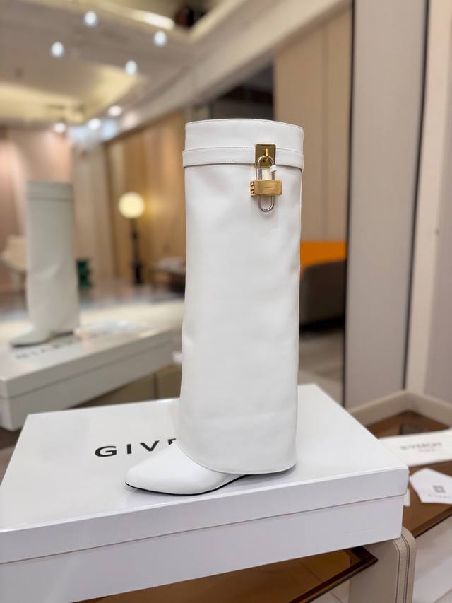 价格P： DDD 专柜正品级定制版本 DDD Givenchy0 新款高跟长靴，市面最高版本 DDD 纪梵希 锁扣 风靡整个时尚圈 DDD 原版开发鞋型超级正