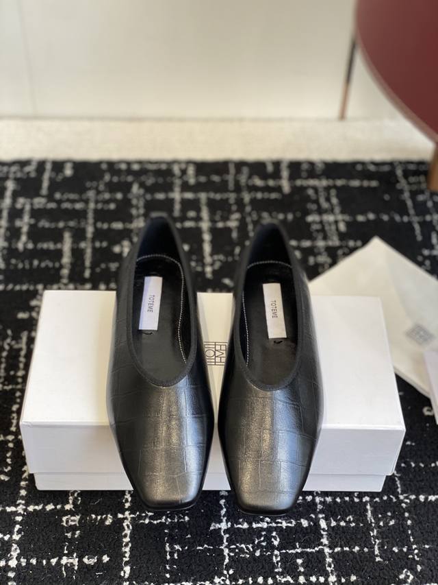 代购级 DDD Toteme 25Ss 新款 方头 穆勒鞋 DDD 进口小牛皮高级舒适,配女神们的半身裙,方头的设计晚宴系列专属 DDD 贯穿整季Lookboo 代购级 DDD Toteme 25Ss 新款 方头 穆勒鞋 DDD 进口小牛皮高级舒适,配女神们的半身裙,方头的设计晚宴系列专属 DDD 贯穿整季Lookboo