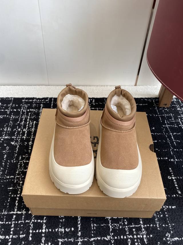 东莞代购级 DDD Ugg Tasman Weather Hybrid一秒蹬 男女同款经典Tasman鞋型之上加入大橘底机能撞色设计,环保防水防雪材质兼具时髦与 东莞代购级 DDD Ugg Tasman Weather Hybrid一秒蹬 男女同款经典Tasman鞋型之上加入大橘底机能撞色设计,环保防水防雪材质兼具时髦与