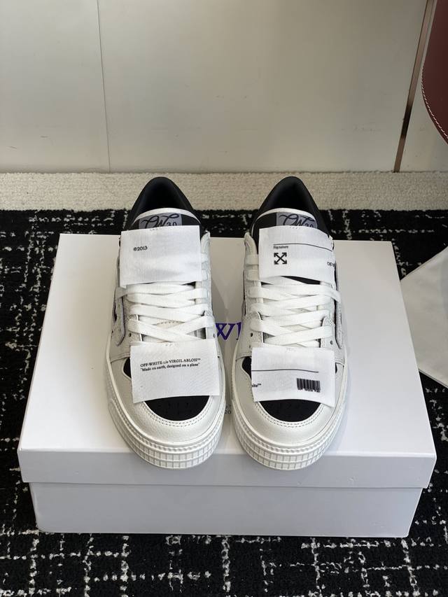 代购级 DDD Off-White 新款饰箭头拼色男女同款系带运动鞋 DDD 美国品牌 Off-White C O Virgil Abloh 于 2013年由 代购级 DDD Off-White 新款饰箭头拼色男女同款系带运动鞋 DDD 美国品牌 Off-White C O Virgil Abloh 于 2013年由