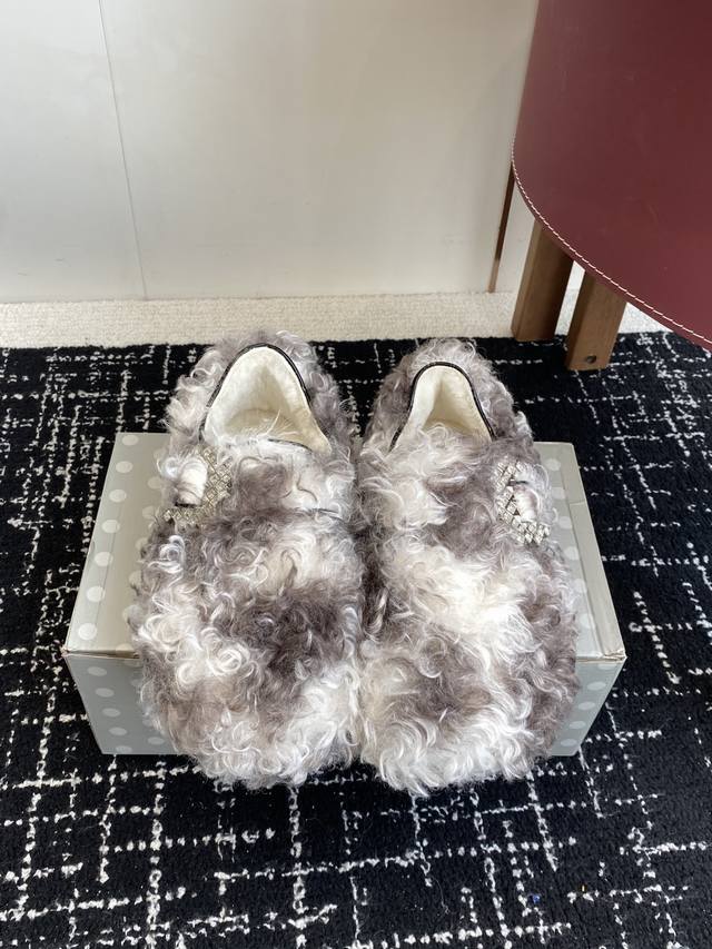 代购级 DDD Birkenstock 25Ss秋冬 羊毛 潮流时尚 钻扣 休闲鞋 DDD 人体工程学设计符合脚形的脚床，软木材质穿着超级轻便舒适，楦形线条优美