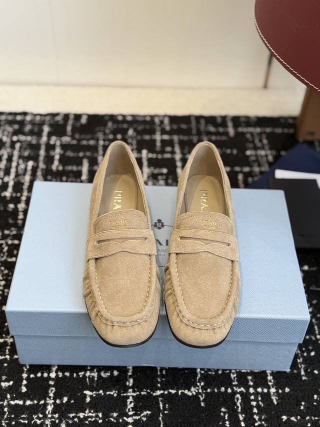 代购级 DDD Prada 普拉达 26Ss 春夏 新款 新款一脚蹬乐福鞋 穆勒鞋 DDD 真的是经典顶奢潮流风范，演绎都市精英 设计彰显功能性与科技感新颖压花