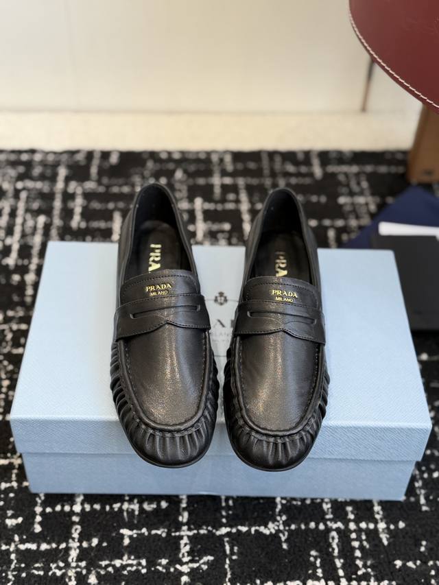 代购级 DDD Prada 普拉达 26Ss 春夏 新款 新款一脚蹬乐福鞋 穆勒鞋 DDD 真的是经典顶奢潮流风范，演绎都市精英 设计彰显功能性与科技感新颖压花