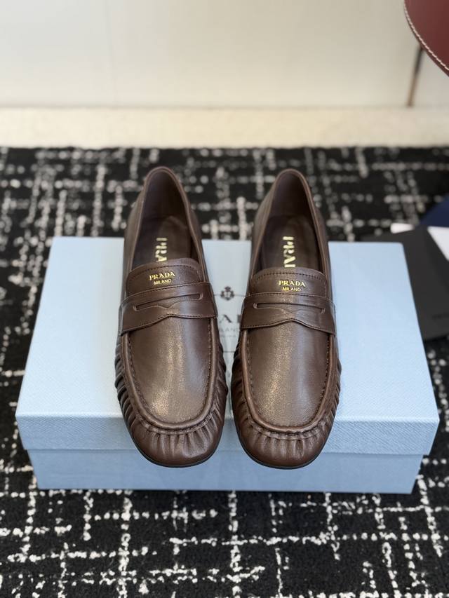 代购级 DDD Prada 普拉达 26Ss 春夏 新款 新款一脚蹬乐福鞋 穆勒鞋 DDD 真的是经典顶奢潮流风范，演绎都市精英 设计彰显功能性与科技感新颖压花