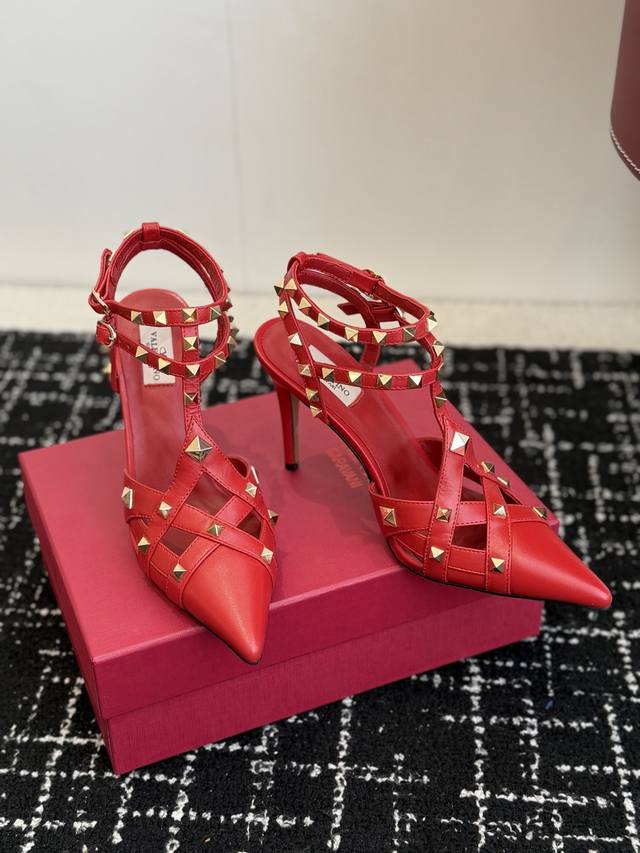 代购级 DDD Valentino 26Ss 春夏新款 尖头 柳丁 凉鞋 后空单鞋 DDD 手工调楦让鞋型线条特别流畅，穿上就显高级。鞋面上标志性的铆钉设计超有