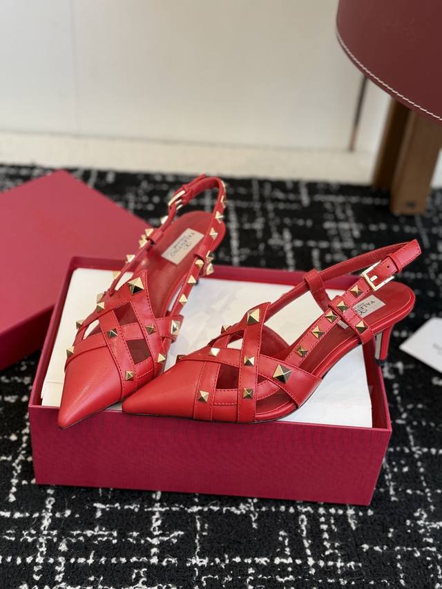 代购级 DDD Valentino 26Ss 春夏新款 尖头 柳丁 凉鞋 后空单鞋 DDD 手工调楦让鞋型线条特别流畅，穿上就显高级。鞋面上标志性的铆钉设计超有