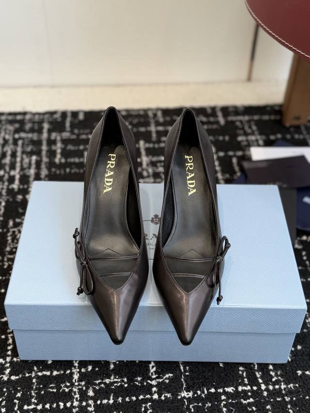 代购级 DDD Prada 普拉达2026早春新品尖头 单鞋鞋高跟鞋 DDD 尖头设计不止是拉长腿型的巧思 后饰带与蝴蝶结细节在刚柔之间找到平衡。 DDD 它挣