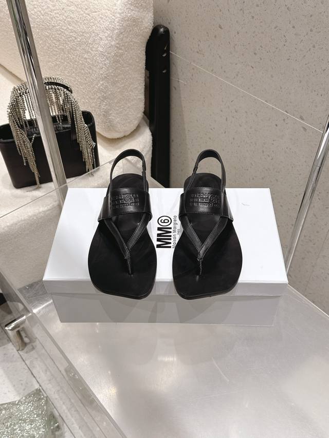 高版本 DDD Maison Margiela 马吉拉 Mm6 26夏季新款人字拖 夹趾凉鞋， 出现在各大时装杂志封面各路明星小红书博主都在推荐、闭眼入都是不会