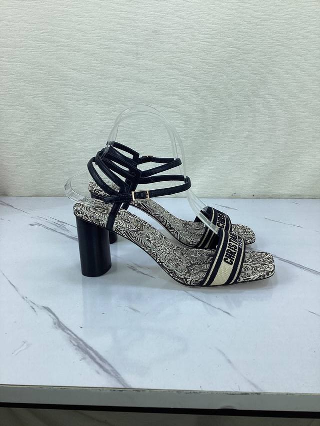 D家2025Dway 春夏新款一字拖拼色女凉鞋 Cd字母Logo立体刺绣高跟凉鞋 方头粗跟果冻色露跟凉鞋 市面顶级版本 DDD 材质:鞋面原版一致高温水溶棉质电