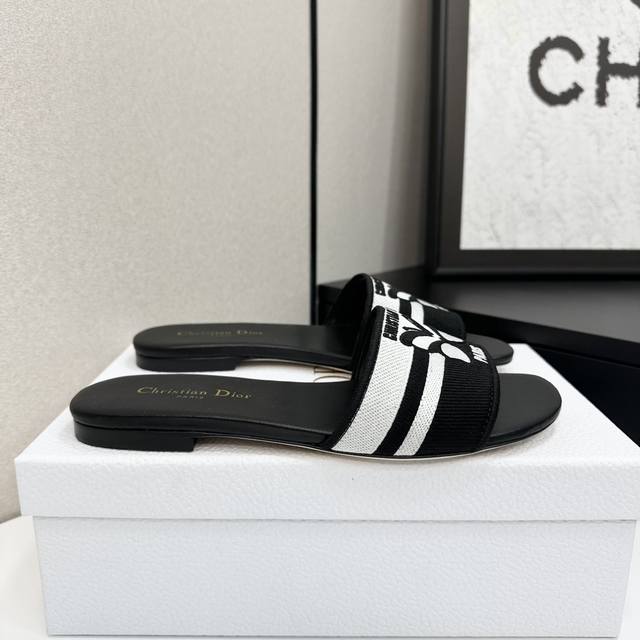 平底 高跟 DDD Miss Dior 迪奥经典巴黎走秀款新品 DDD 一字拖鞋系列 DDD 这款Miss单鞋系列巴黎走秀爆款，优雅时尚。采用漆皮皮革精心制作，
