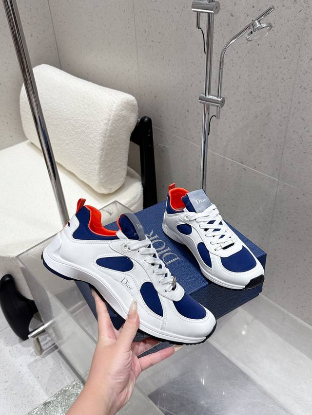 出厂 DDD Dior 迪奥 25春夏全新情侣款休闲运动鞋 DDD 鞋面 以牛皮革和网眼织物制作，轻盈透气。侧边的字母非常有辩识度，运动风设计融合流苏细节也增添