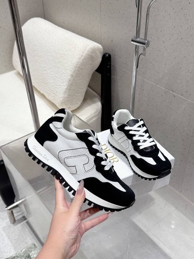 出厂 男款+10 DDD Dior 迪奥 25 早秋全新情侣款休闲运动鞋 DDD 鞋面 以牛皮革和网眼织物制作，轻盈透气。侧边的字母非常有辩识度，运动风设计融合