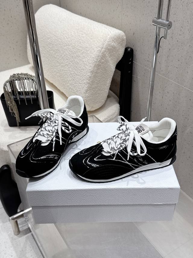 代购级 DDD Dior D-Sketch 运动鞋于迪奥 25Ss 春夏成衣系列发布秀精彩亮相，彰显经典的复古美学 DDD 采用白色尼龙和牛皮革精心制作，饰以灵