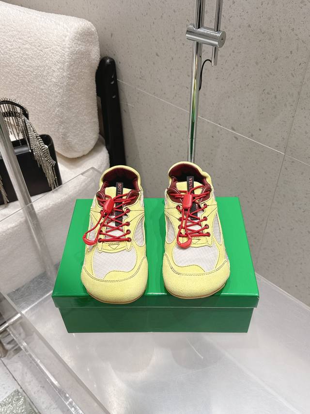 高版本 DDD Bottega Veneta Bv葆蝶家 26Ss新款 复古阿甘鞋 德训鞋休闲运动鞋 DDD Sneaker科技尼龙和绒面打造，灵感来自复古球鞋