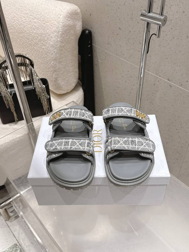 代购级 DDD Dior迪奥 春夏新款平底露趾 一字带凉鞋 沙滩拖鞋 DDD 比起小香，它更不容易撞款，这款魔术贴凉鞋，就可以让你放下这些顾虑！它不但好看，穿起