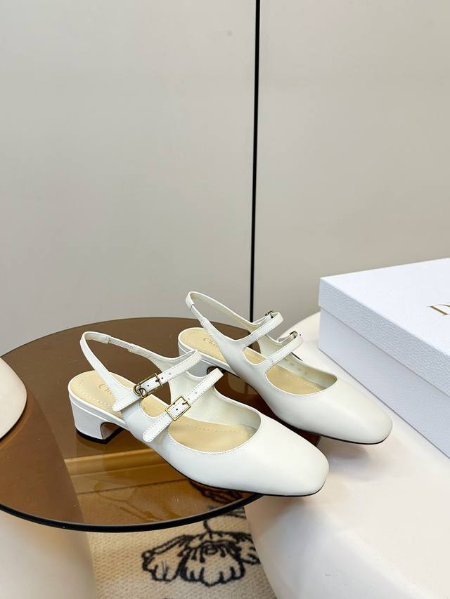 Dior D-Cherie 露跟 双扣带 玛丽珍 凉鞋 DDD Dior 2026春夏D-Cherie露跟高跟鞋，牛皮革+双系带+金色Cd扣，复古又现代。4Cm