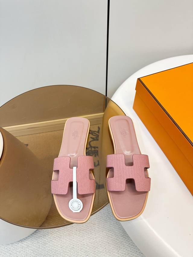 Hermes｜爱马仕Oran H型平底拖鞋 DDD 爱马仕Oran H型拖鞋，标志性“H”字鞋面超有辨识度！斜纹布材质柔软舒适又百搭，夏天穿超合适～平底设计轻便