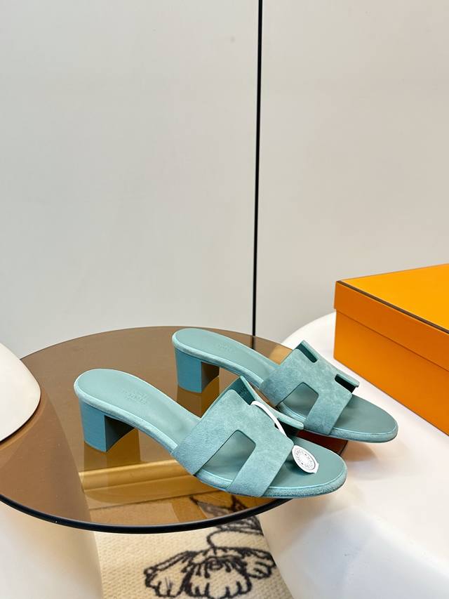 Hermes｜爱马仕Oran H型平底 中跟 拖鞋 DDD 爱马仕Oran H型拖鞋，标志性“H”字鞋面超有辨识度！鹿皮材质柔软舒适又百搭，夏天穿超合适～平底设