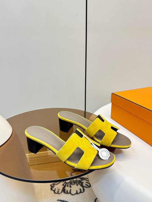 爱马仕Oran H型平底 中跟 拖鞋 DDD 爱马仕Oran H型拖鞋，标志性“H”字鞋面超有辨识度！鹿皮材质柔软舒适又百搭，夏天穿超合适～平底设计轻便好走，日