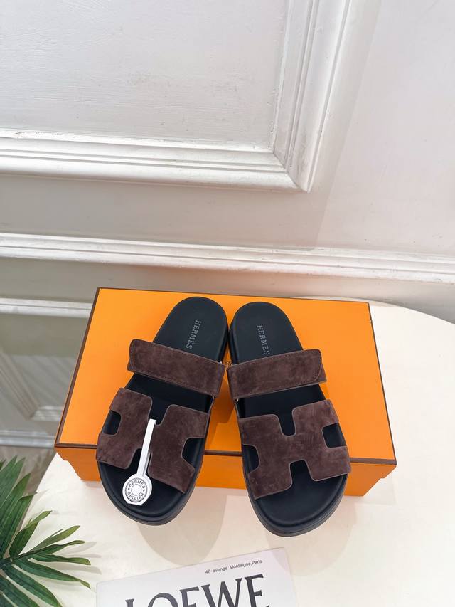 爱玛仕 26 DDD 2026春夏新品 顶级版本H家Chypre经典二舅魔术贴休闲拖鞋系列 DDD 鞋面：原版特定羊猄皮 DDD 内里：进口混种羊皮 DDD 大